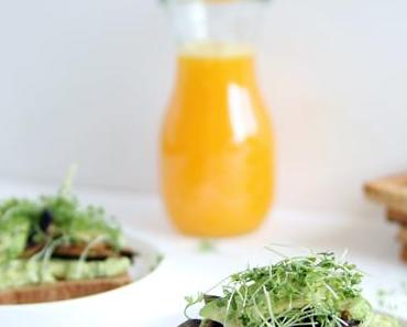 Avocado Toast mit Pilzen und Kernen - Frühstück für eine Königin