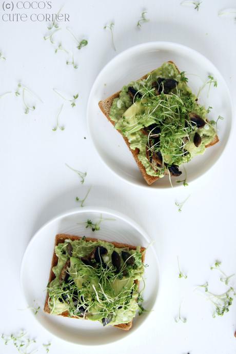 Avocado Toast mit Pilzen und Kernen - Frühstück für eine Königin
