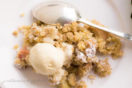 „Bake together“ Rhabarber-Crumble-Kuchen mit Pekan-Nüssen