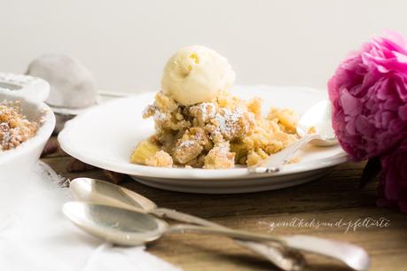 „Bake together“ Rhabarber-Crumble-Kuchen mit Pekan-Nüssen