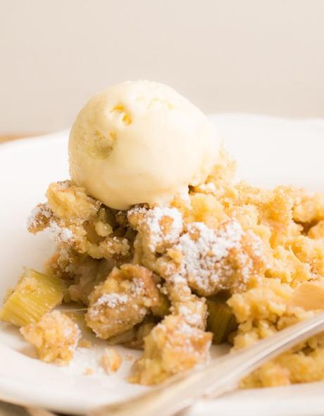 „Bake together“ Rhabarber-Crumble-Kuchen mit Pekan-Nüssen