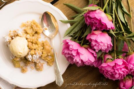 „Bake together“ Rhabarber-Crumble-Kuchen mit Pekan-Nüssen