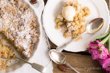 „Bake together“ Rhabarber-Crumble-Kuchen mit Pekan-Nüssen