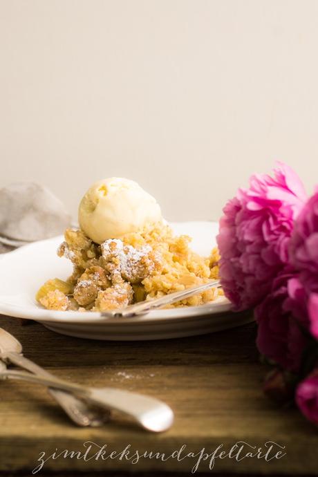 „Bake together“ Rhabarber-Crumble-Kuchen mit Pekan-Nüssen