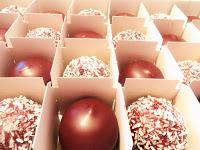 Niemetz Schwedenbomben, ein Fußball und Eiskugeln