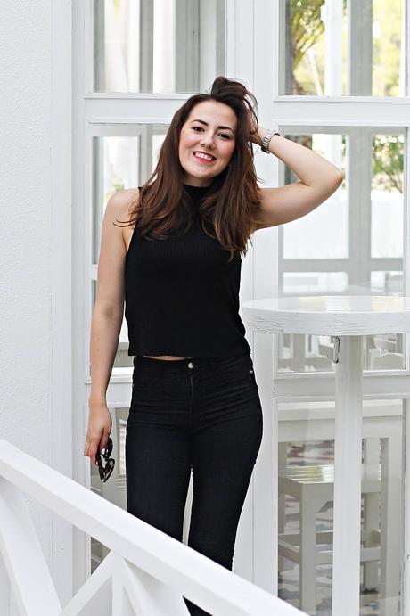 outfit_all_black_turtleneck_top_summer_diana_scholl