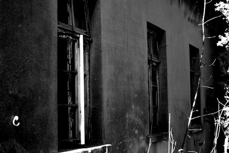 Blog + Fotografie by it's me! | fim.works | SchwarzWeissBlick No 15 | verlassenes Gehöft | Lost Place | Fensterreihe
