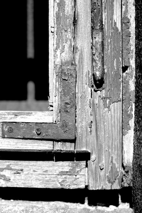 Blog + Fotografie by it's me! | fim.works | SchwarzWeissBlick No 15 | verlassenes Gehöft | Lost Place | verwitterter Fensterrahmen