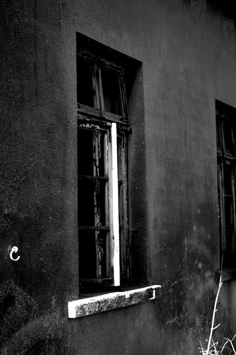 Blog + Fotografie by it's me! | fim.works | SchwarzWeissBlick No 15 | verlassenes Gehöft | Lost Place | offenstehender Fensterflügel