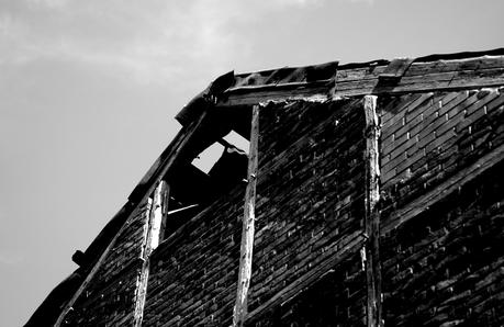 Blog + Fotografie by it's me! | fim.works | SchwarzWeissBlick No 15 | verlassenes Gehöft | Lost Place | Loch in der Giebelwand