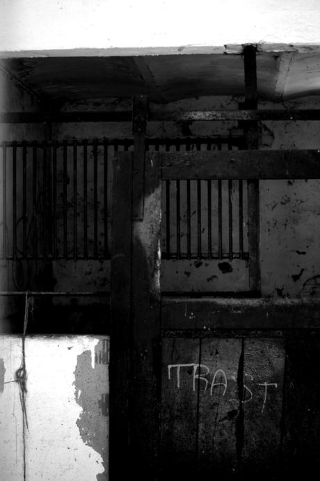Blog + Fotografie by it's me! | fim.works | SchwarzWeissBlick No 15 | verlassenes Gehöft | Lost Place | Blick in verfallenen Stall