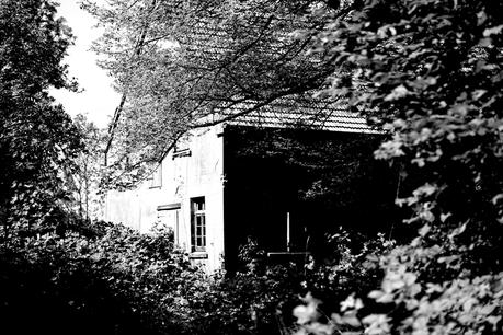 Blog + Fotografie by it's| me!  fim.works | SchwarzWeissBlick No 15 | verlassenes Gehöft | Lost Place | Stallgebäude
