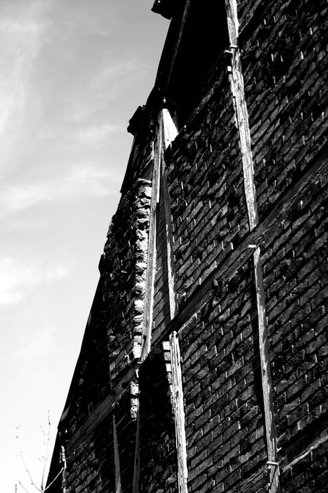 Blog + Fotografie by it's me! | fim.works | SchwarzWeissBlick No 15 | verlassenes Gehöft | Lost Place | vortretendes Mauerwerk
