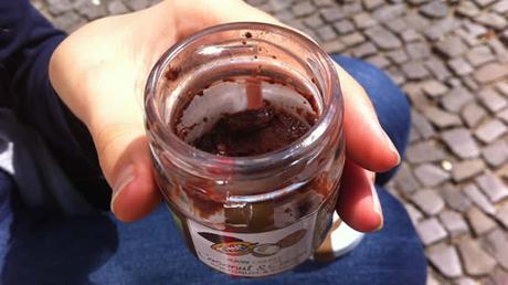 Rohköstliches Nutella aus dem Glas gelöffelt - Picknick an einer Straßenecke