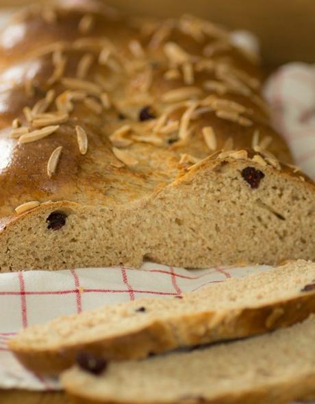 Dinkel-Hefezopf mit Cranberries und Rezension von „Der Duft von frischem Brot“