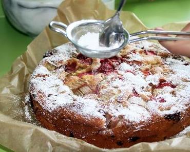 Im Backwahn: Fluffiger Erdbeer-Rhabarber-Joghurtkuchen