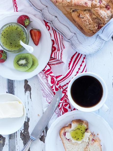 Erdbeere & weiße Schokolade Babka mit Butterkeks Streuseln & Kiwi Fruchtaufstrich