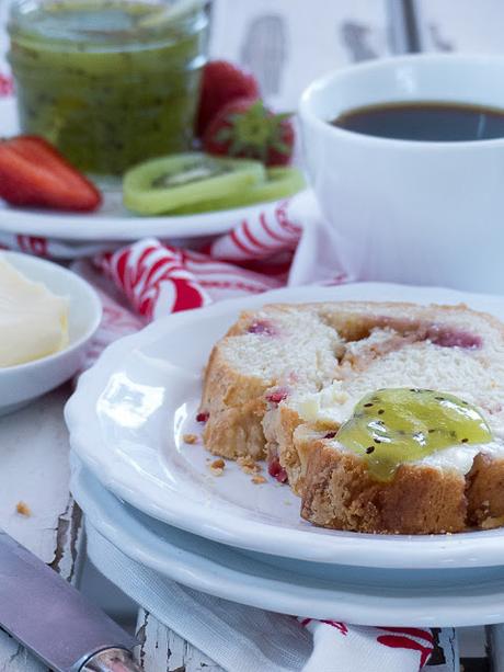 Erdbeere & weiße Schokolade Babka mit Butterkeks Streuseln & Kiwi Fruchtaufstrich