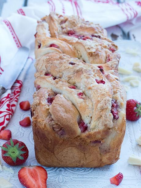 Erdbeere & weiße Schokolade Babka mit Butterkeks Streuseln & Kiwi Fruchtaufstrich