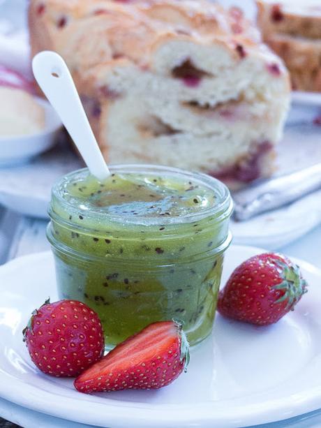 Erdbeere & weiße Schokolade Babka mit Butterkeks Streuseln & Kiwi Fruchtaufstrich