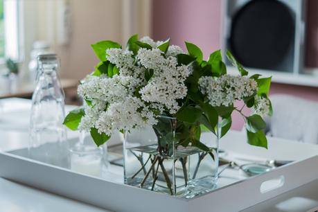 Blog + Fotografie by it's me!  fim.works  weißer Flieder | weißes Tablett | weiße Deko | Weißer Esstisch