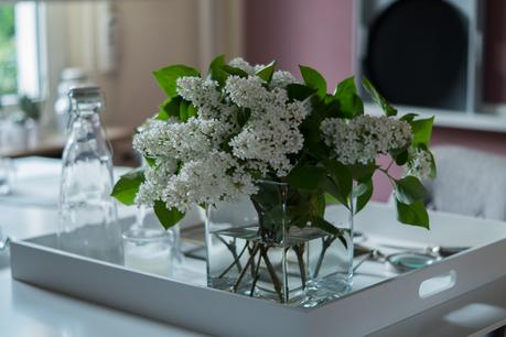 Blog + Fotografie by it's me! | fim.works | weißer Flieder | weißes Tablett auf weißem Esstisch