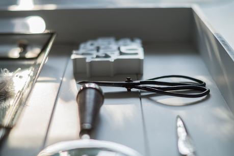 Blog + Fotografie by it's me! | fim.works | weißer Flieder | alte Schere | Live Laugh Love