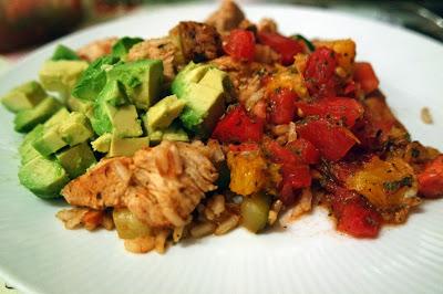 Puten-Gemüse-Reispfanne mit Zitrus-Salsa und Avocado