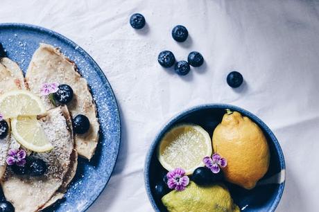 Klassische Pfannkuchen mit Blaubeeren & Zitrone