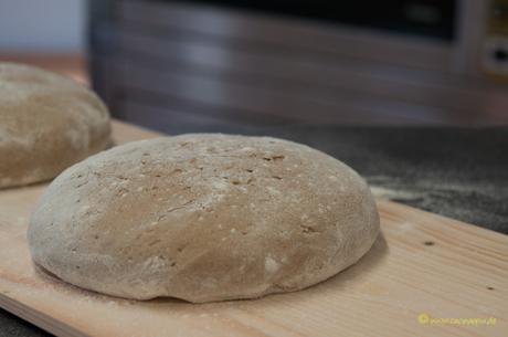 1kg-Brotlaib, kurz vor dem einschießen in den Ofen