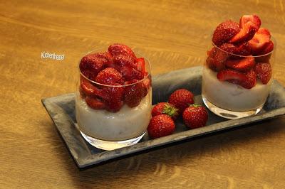 Erdnusspudding mit Erdbeeren