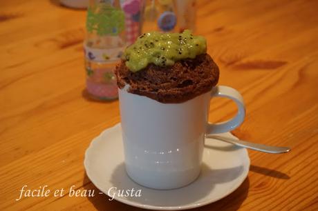 Tassenkuchen mit Kiwi-Topping aus der Mikro