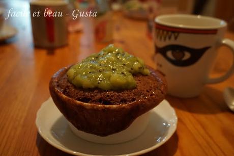 Tassenkuchen mit Kiwi-Topping aus der Mikro
