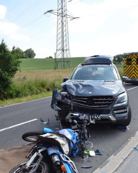 SUV kollidiert frontal mit Motorrad@Feuerwehr Ratingen