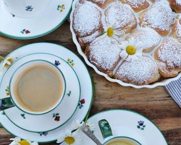 Süsse Mehlspeisenküche! Buchteln mit Ingwer-Marillen und Vanille-Kardamom-Sauce