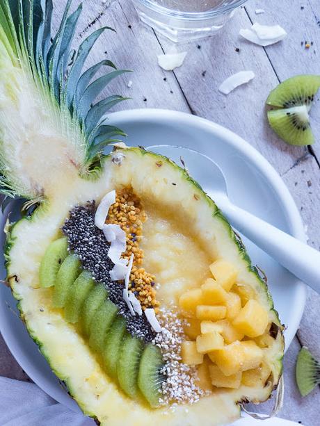 Ananas Smoothie Bowl mit Chia, Blütenpollen und gepufftem Amaranth