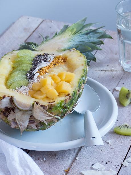 Ananas Smoothie Bowl mit Chia, Blütenpollen und gepufftem Amaranth