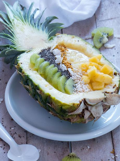 Ananas Smoothie Bowl mit Chia, Blütenpollen und gepufftem Amaranth