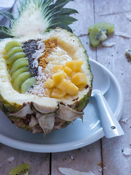 Ananas Smoothie Bowl mit Chia, Blütenpollen und gepufftem Amaranth