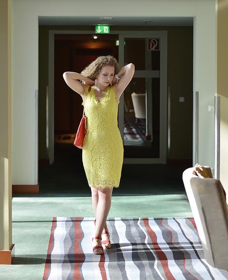 Outfit: Yellow Lace Dress @Radisson Blu Hotel, Rostock