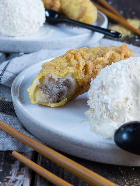 ausgebackene Tempura Curry Bananen mit Kokoseis