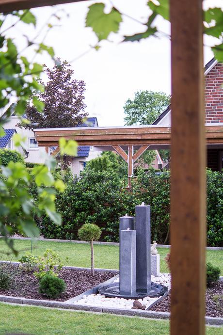 Blog + Fotografie by it's me | fim.works | Ein Garten im Norden | Blick aus der Pergola auf den Gartenbrunnen und das Kiesbeet