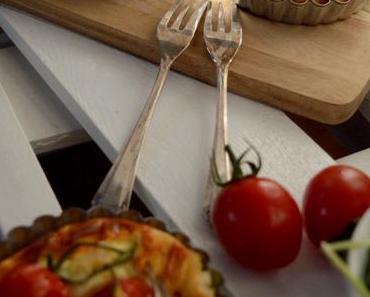 Herzhafte Tomaten-Tarteletts mit Ziegenkäse