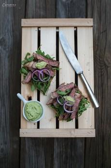 Rinderfilet Streifen auf knusprigen Brötchen mit Wasabi-Kren