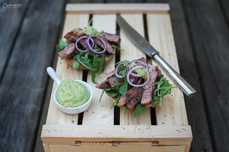 Rinderfilet Streifen auf knusprigen Brötchen mit Wasabi-Kren