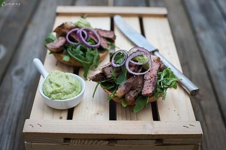 Rinderfilet Streifen auf knusprigen Brötchen mit Wasabi-Kren