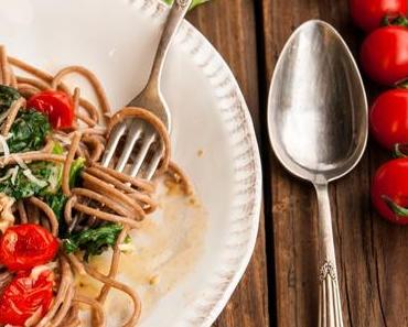 Sommerspaghetti mit jungem Knoblauch, frischem Spinat und Kirschtomaten