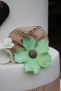 Hochzeitstorte mit handgemachten mintgrünen Blumen und Hortensien