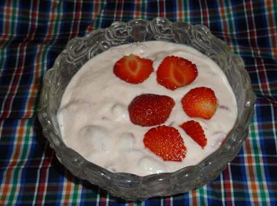 Erdbeer-Dessert mit weißer Schokolade