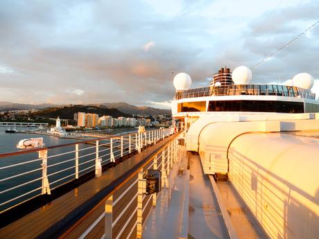 Sonnenuntergang auf dem Kreuzfahrtschiff Eurodam im Hafen von Malaga.